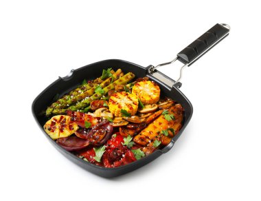 Lezzetli ızgara sebzeler ve tavada baharatlar.