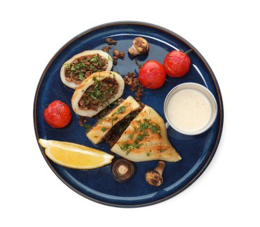 Mantar, maydanoz, domates, limon ve sosla doldurulmuş leziz ızgara kalamar parçaları.