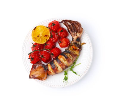 Lezzetli doldurulmuş mürekkep balığı, mikro yeşillikler, limon ve domatesler.