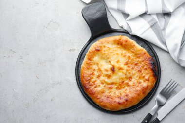 Lezzetli Megrelian Khachapuri gri masada servis edilir. Metin için boşluk