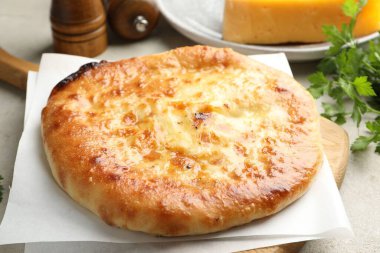 Gri masada malzemeleri olan lezzetli Megrelian Khachapuri, yakın plan.