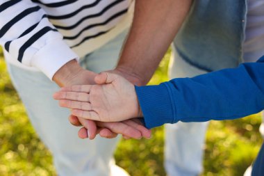 Ebeveynler ve oğulları dışarıda el ele tutuşuyorlar, yakınlaşıyorlar. Aile bağı