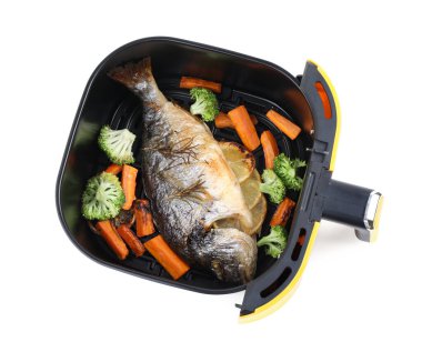 Tavada pişmiş balık, limon ve sebzeler. Beyazda izole edilmiş, üst manzara.