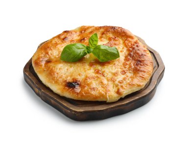 Lezzetli Megrelian khachapuri fesleğenli beyaz üzerine izole