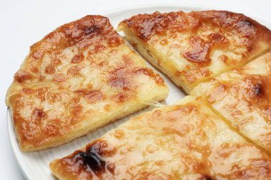 Beyaz arka planda leziz Megrelian Khachapuri kesimi, yakın plan