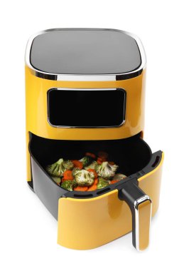 Kurutulmuş havuç, brokoli ve kabak kızartma makinesi, beyaz üzerine izole edilmiş.