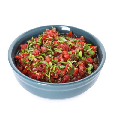 Beyaz tencereye izole edilmiş lezzetli salsa sosu.