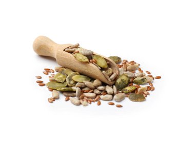 Beyaz üzerine izole edilmiş kepçedeki farklı tohumların karışımı