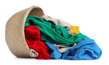 Çamaşır sepetini ters çevirdim.