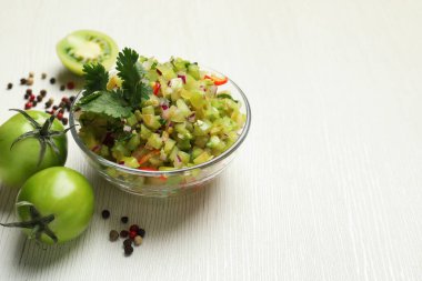 Lezzetli salsa sosu ve malzemeler beyaz ahşap masada, yakın plan. Metin için boşluk