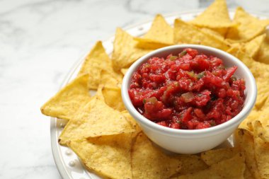 Kasede salsa sosu ve beyaz mermer masada nacho, yakın plan.