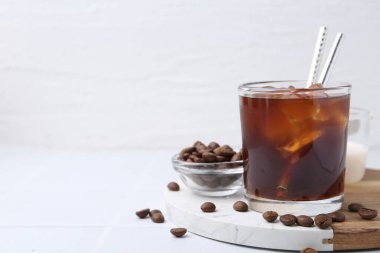 Lezzetli buzlu kahve ve fasulyeler beyaz masada. Metin için boşluk