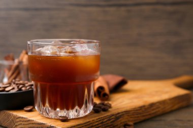 Lezzetli buzlu kahve ve fasulyeler ahşap masada, yakın plan. Metin için boşluk