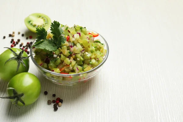 Lezzetli salsa sosu ve malzemeler beyaz ahşap masada, yakın plan. Metin için boşluk