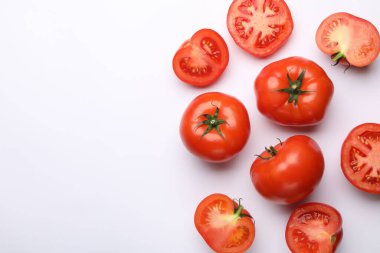 Beyaz arka planda olgun kırmızı domatesler. Metin için boşluk
