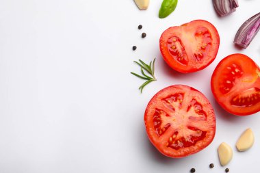 Olgun kırmızı domatesler, baharatlar ve otlar beyaz arka planda, düz yerde. Metin için boşluk