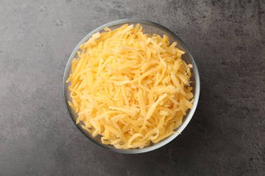 Gri masada, kasede rendelenmiş peynir.