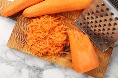 Beyaz mermer masa üzerinde rendelenmiş havuç, üst görünüm