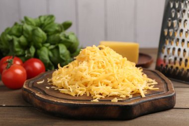 Izgara peynir, rende ve ürünler ahşap masada, yakın plan.