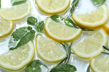 Hafif arka planda limon ve nane dilimleri, yakın plan.