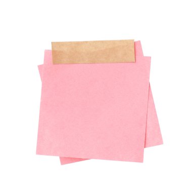 Beyaz üzerine yapıştırıcı bantlı boş kağıt notlar.