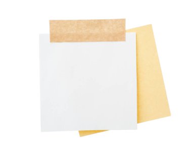 Beyaz üzerine yapıştırıcı bantlı boş kağıt notlar.