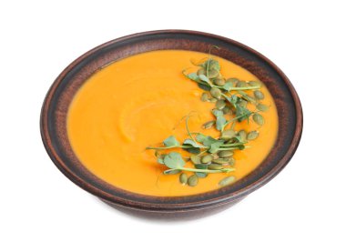 Çekirdekli balkabağı çorbası ve beyaz kabın içindeki mikroyeşillikler.