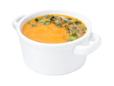 Çekirdekli balkabağı çorbası ve beyaz kabın içindeki mikroyeşillikler.