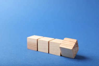 Mavi arkaplanda boş tahta küpler, metin için boşluk