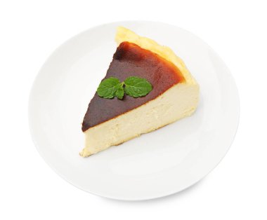 Bir parça leziz Bask peynirli keki, beyaza izole edilmiş, manzaranın üstünde.