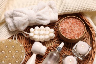 Hafif kumaş üzerine spa malzemeleriyle güzel bir kompozisyon, yakın çekim.
