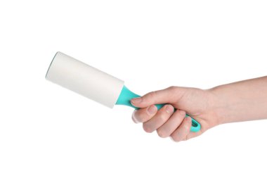 Beyaz arka planda pamuklu silindirli kadın, yakın plan.