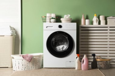 Modern çamaşır makinesi olan çamaşır odası. İç tasarım