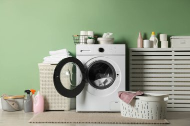 Modern çamaşır makinesi olan çamaşır odası. İç tasarım