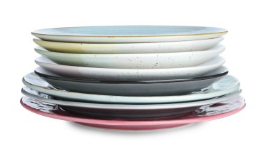 Beyaz üzerine izole edilmiş farklı seramik tabaklar yığını