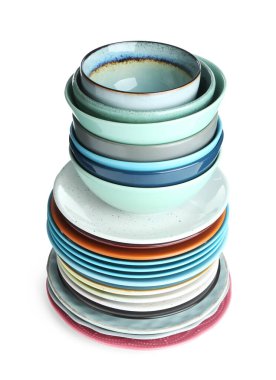 Beyaza izole edilmiş seramik bulaşık malzemesi yığını