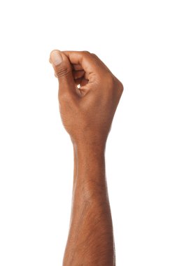 Beyaz arka planda bir şey tutan Afro-Amerikalı adam, yakın plan.