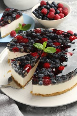 Gri masada böğürtlenli leziz bir cheesecake alıyorum.