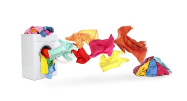 Çamaşır makinesinden çıkan renkli giysiler beyaz arka planda
