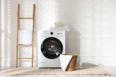 Çamaşır makinesi, havlu ve merdiven. İç tasarım