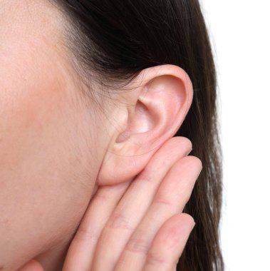 Beyaz arka planda göğüs göğüse hareket gösteren kadın, yakın plan.