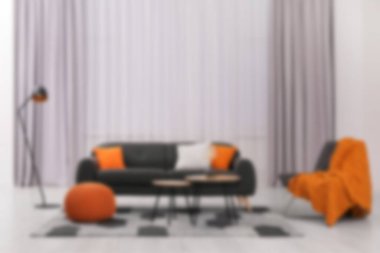 Oturma odası kanepeli, bulanık manzaralı. İç tasarım