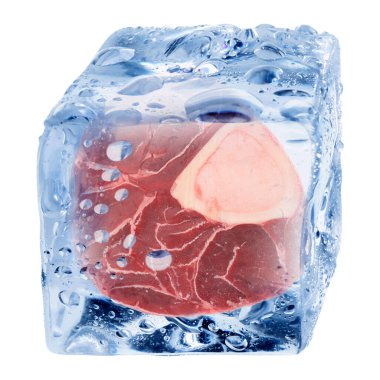 Buz küpünün içindeki çiğ et parçası beyaza izole edilmiş.