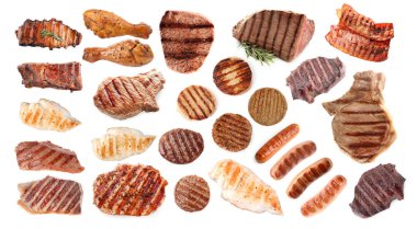 Izgara et ve sosisler beyaz sette izole edilmiş.