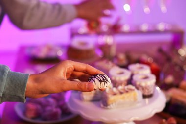 Açık büfe menüsü. Sofrada leziz bir tatlıyla misafir, seçici bir odak.