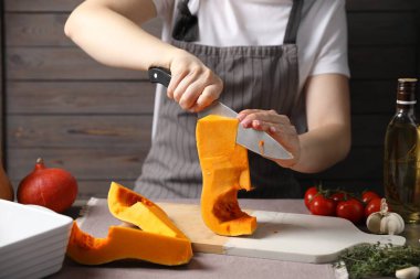 Masada taze balkabağı kesen kadın, yakın plan.