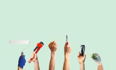 Açık yeşil arka plana karşı elinde farklı aletler tutan insanlar, yakın çekim. Kolaj