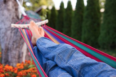 Hamakta dinlenen yaşlı kadın, yakın plan.