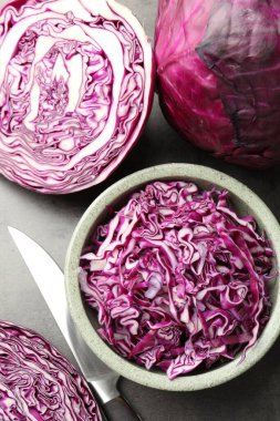 Taze kırmızı lahana ve bıçak gri masada, düz yatıyordu.