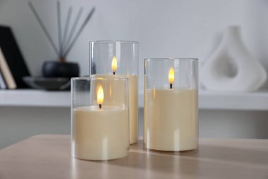 Dekoratif LED mumlar evdeki ahşap masada.